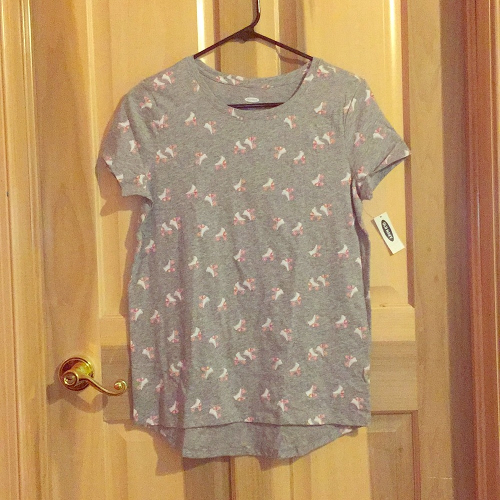 Grey tee, pink and white roller skate pattern
